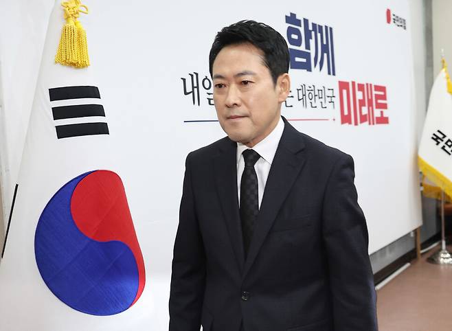 장동혁 국민의힘 대표가 2월 20일 국회에서 기자회견을 마친 뒤 질문도 받지 않고 굳은 표정으로 회의실을 나서고 있다. 윤운식 선임기자 yws@hani.co.kr