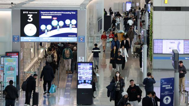 여행객들이 설 연휴를 앞둔 12일 인천국제공항 출국장에서 출국 수속을 밟고 있다. 영종도=뉴시스