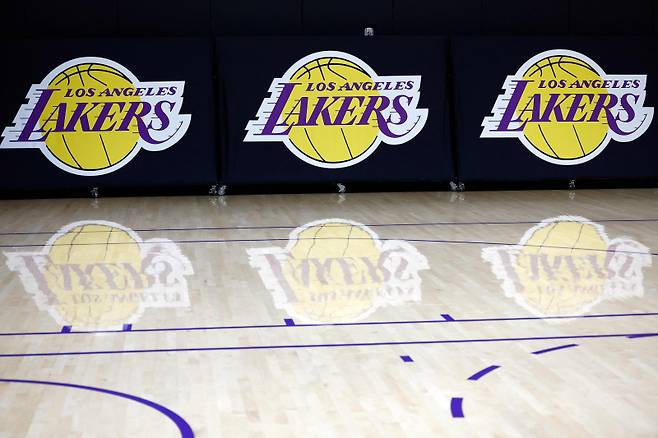 <yonhap photo-3005=""> (FILES) The Los Angeles Lakers logo is seen before a press conference at UCLA Health Training Center on September 25, 2024 in El Segundo, California. The Los Angeles Lakers are being sold in a record-breaking $10 billion deal that makes the iconic franchise the highest-valued sports team in US history, ESPN reported on June 18, 2025. (Photo by RONALD MARTINEZ / GETTY IMAGES NORTH AMERICA / AFP)/2025-06-19 12:20:13/ <저작권자 ⓒ 1980~2025 ㈜연합뉴스. 무단 전재 재배포 금지, AI 학습 및 활용 금지></yonhap>