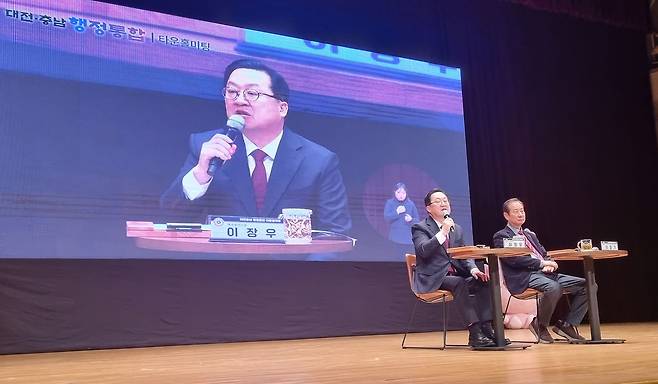 이장우 대전시장(왼쪽)이 지난 6일 시청 대강당에서 열린 '대전·충남 행정통합 특별법안 타운홀 미팅'에서 발언하고 있다. 연합뉴스