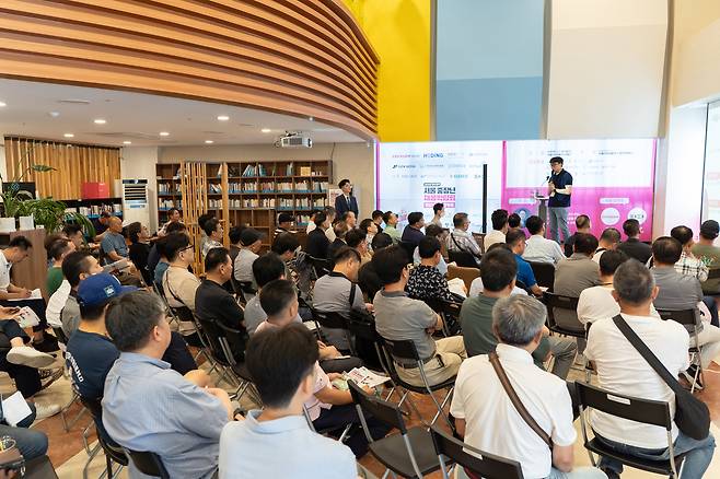 서울시50플러스 중부캠퍼스에서 지난해 실시한 권역별 서울중장년 채용박람회 설명회에 구직을 원하는 중장년들이 참석해 설명을 듣고 있다. 서울시50플러스재단 제공