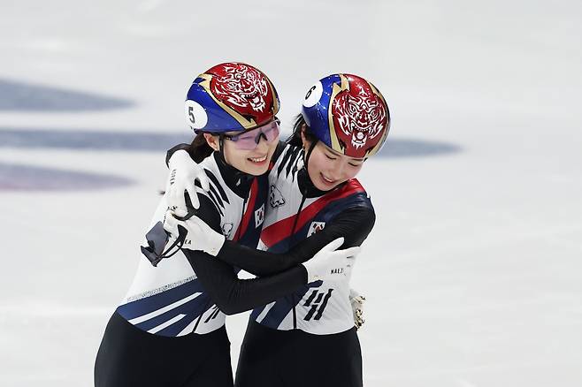 김길리(오른쪽)와 최민정이 21일 이탈리아 밀라노 아이스스케이팅 아레나에서 열린 2026 밀라노·코르티나담페초 동계올림픽 쇼트트랙 여자 1500m에서 금·은메달을 따낸 뒤 부둥켜안으며 서로를 축하하고 있다. 밀라노 | 연합뉴스