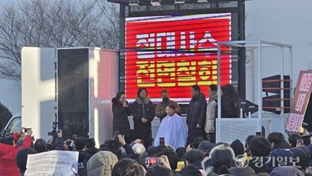 최근 과천 중앙공원에서 열린 경마공원 이전반대 집회에서 최기식 국민의힘 의왕·과천 당원협의회 위원장이 정부의 일방적인 주택공급에 항의해 시민들과 삭발식을 하고 있다. 김형표기자