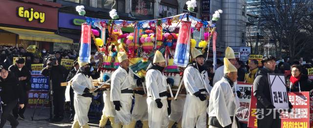최근 과천 중앙공원에서 경마공원 이전반대 비상대책위원회가 ‘과천은 죽었다’는 의미의 상여 퍼포먼스를 진행하고 있다. 김형표기자