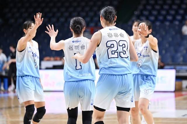 시즌 첫 연승에 성공한 신한은행 선수단. 사진=WKBL 제공