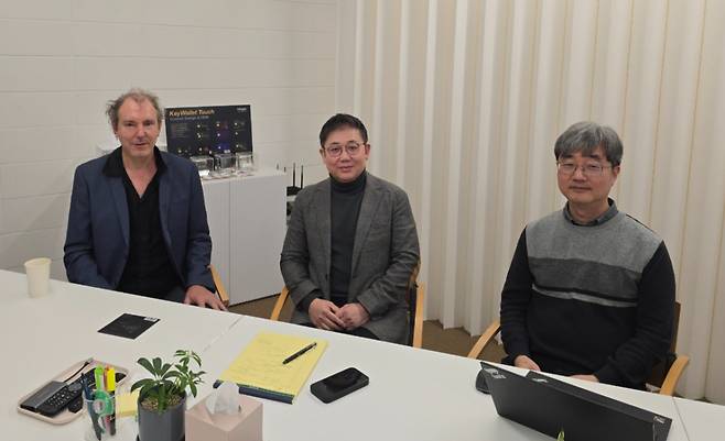 (왼쪽부터)가빈 브레넌 BTQ 테크놀로지 CQO, 이창근 키페어 대표, 이정엽 키페어 대표가 서울 강남구 키페어 회의실에서 머니투데이와 인터뷰하고 있다./사진=김상희 기자
