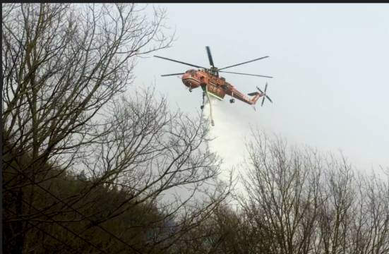 22일 오후 경상남도 함양군 산불현장에 담수량 1만 리터급 치누크 헬기를 비롯해 산불진화헬기 45대가 투입돼 진화 작업을 벌이고 있다. 사진은 산불진화헬기가 산불 현장 상공에서 물을 투하하고 있는 모습./사진제공=산림청