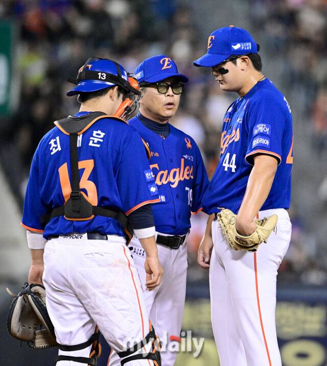 2025년 8월 8일 오후 서울 잠실구장에서 열린 '2025 신한 SOL뱅크 KBO 리그' 한화 이글스와 LG 트윈스의 경기. 한화 김서현이 9회말 2사 1.2루서 양상문 투수코치의 조언을 듣고 있다./마이데일리