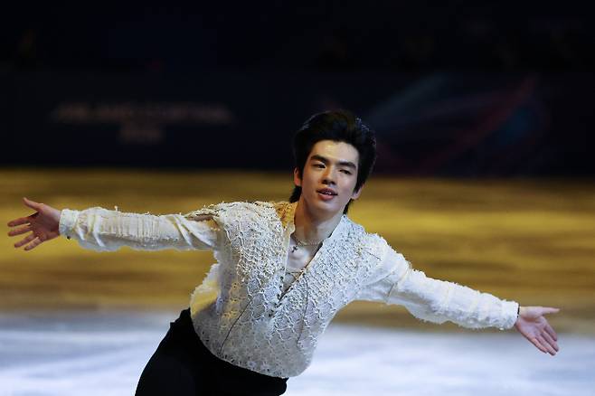 21일(현지 시간) 이탈리아 밀라노 아이스스케이팅 아레나에서 열린 2026 밀라노ㆍ코르티나담페초 동계올림픽 피겨스케이팅 갈라쇼에서 차준환이 송소희가 부른 '낫 어 드림'에 맞춰 연기를 펼치고 있다. 연합뉴스