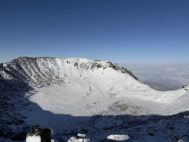 눈 덮인 백록담의 모습