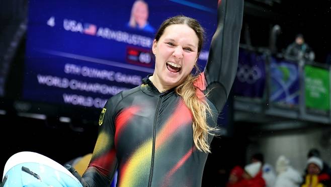 리자 부크비츠(독일)가 16일(현지시간) 이탈리아 코르티나담페초에서 열린 2026 밀라노·코르티나 동계올림픽 봅슬레이 경기에서 레이스를 마친 뒤 환호하고 있다. EPA 연합뉴스