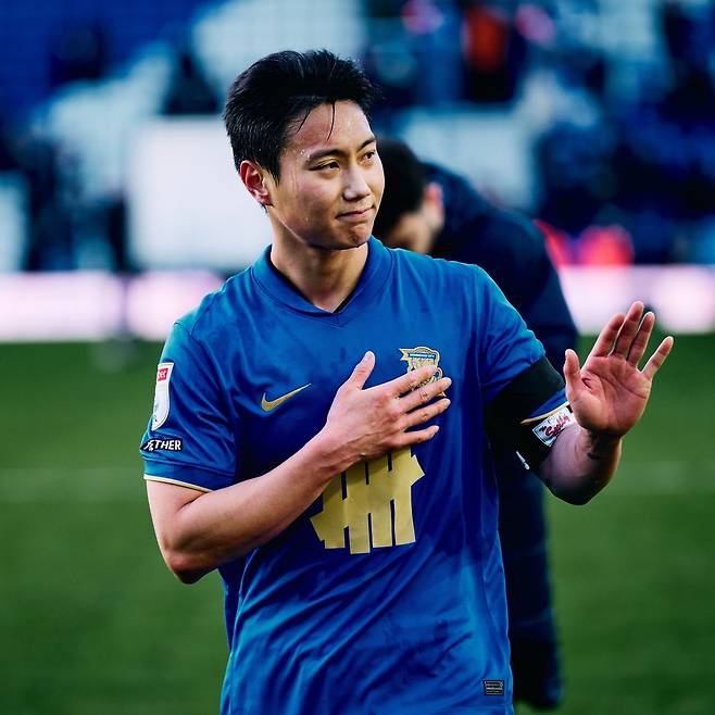 영국 매체 버밍엄 라이브는 20일(한국시간) “버밍엄 백승호가 어깨 수술을 미루고 남은 시즌을 계속 뛰기로 결정했다. 회복까지 약 3주가 걸릴 것”이라고 보도했다. 사진출처|버밍엄시티 페이스북