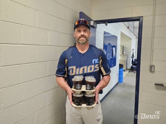 훈련 중인 NC 선수들에게 커피를 선물하는 맷 데이비슨. /사진=NC 다이노스 제공