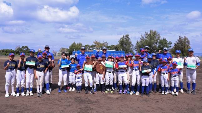 야구공을 증정하는 삼성 선수단. /사진=삼성 라이온즈