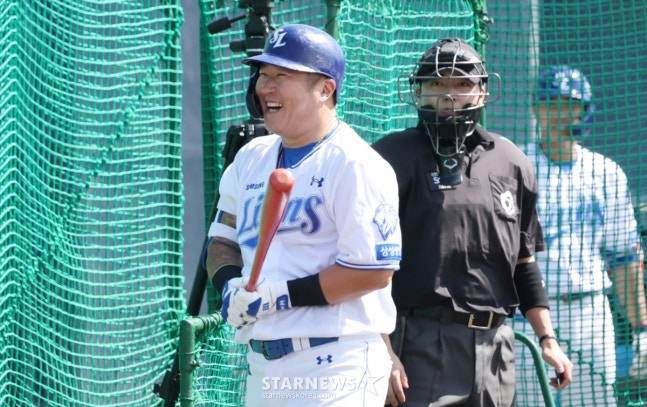 삼성 라이온즈가 22일 일본 오키나와 온나손 아카마 구장에서 스프링 캠프를 진행했다. 최형우가 복귀 후 첫 라이브 배팅에 나서고 있다. /사진=김진경 대기자