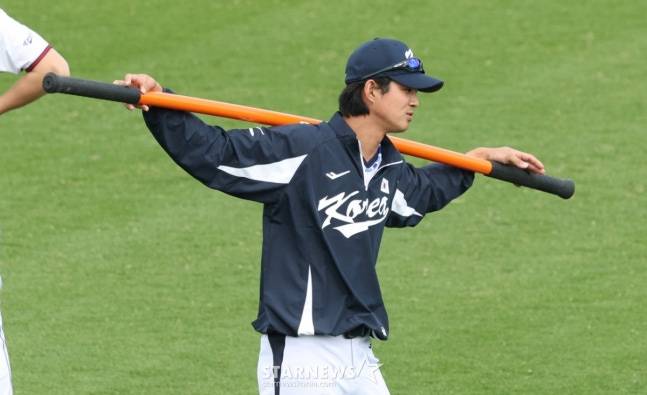 WBC대표팀이 20일 일본 오키나와 온나손 아카마 구장에서 삼성 라이온즈와 연습경기를 진행했다. 구자욱이 스트레칭 훈련을 하고 있다. /사진=김진경 대기자