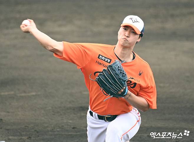 한화 이글스 사이드암 투수 엄상백이 22일 일본 오키나와 니시자키 구장에서 열린 일본프로야구 지바롯데 마린스와의 연습경기에서 1이닝 무실점을 기록했다. 사진 고아라 기자