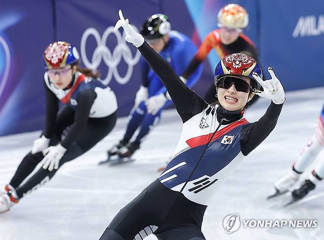 결승선 들어오는 김길리 (밀라노=연합뉴스) 류영석 기자 = 20일(현지시간) 이탈리아 밀라노 아이스스케이팅 아레나에서 열린 2026 밀라노ㆍ코르티나담페초 동계올림픽 쇼트트랙 여자 1,500m 결승에서 김길리가 금메달을 획득한 뒤 세리머니를 하고 있다. 2026.2.21 ondol@yna.co.kr