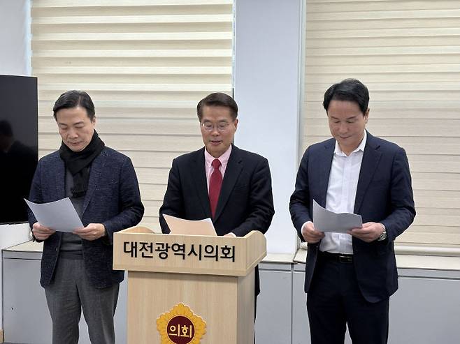 23일 대전시의회 기자실에서 국민의힘 이상래 동구 당협위원장, 이택구 유성구 당협위원장, 박경호 대덕구 당협위원장이 기자회견을 열었다./사진=최화진 기자