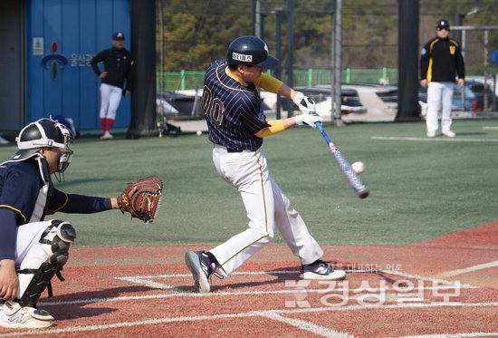 ▲ 경상일보가 주최하고 울산시야구소프트볼협회가 주관하는 '2026 울산야구대회'가 지난 21일부터 3월1일까지 일정으로 문수야구장과 장생포야구장, 중구야구장에서 열리고 있다. 지난 21일 중구야구장에서 비타돌스와 무룡야구단이 경기를 펼치고 있다. 김도현기자 do@ksilbo.co.kr