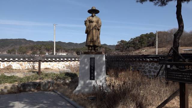 경북 문경시 산양면 위만리 마을 입구에 세워진 충의공 엄흥도 동상. 영화 의 흥행과 함께, 그의 비장하고도 인간적인 충절이 다시금 주목받고 있다. 김용국 기자