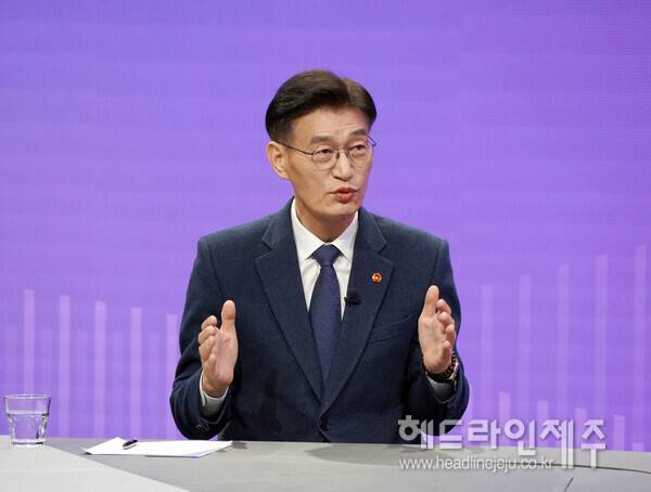 대담을 하고 있는 문대림 의원.