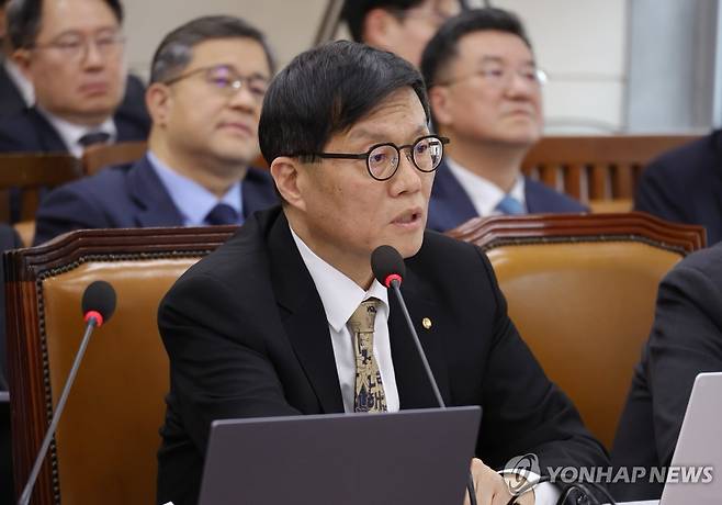 이창용 한국은행 총재가 23일 국회 재정경제기획위원회 전체 회의에서 의원 질의에 답변하고 있다.(사진=연합뉴스)