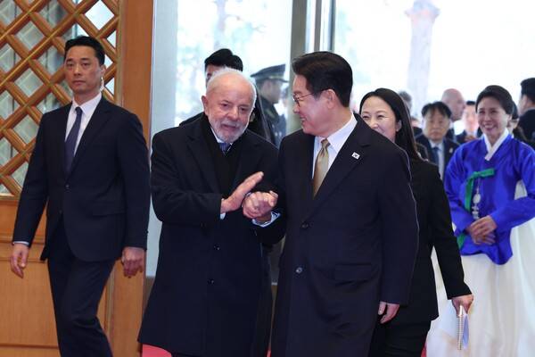 이재명 대통령과 루이스 이나시우 룰라 다시우바 브라질 대통령이 23일 청와대에서 열린 국빈 방한 공식환영식을 마친 뒤 본관 건물로 들어서고 있다. 2026.2.23 연합뉴스