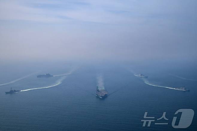 미국 해군이 공개한 아라비아해의 에이브러햄 링컨 항모전단 훈련 모습. 2026.02.06 ⓒ 로이터=뉴스1