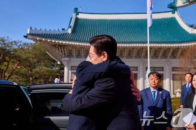 이재명 대통령이 23일 청와대에서 루이스 이나시우 룰라 다 시우바 브라질 대통령을 영접하며 포옹을 하고 있다. (청와대 제공. 재판매 및 DB 금지) 2026.2.23 ⓒ 뉴스1 이재명 기자