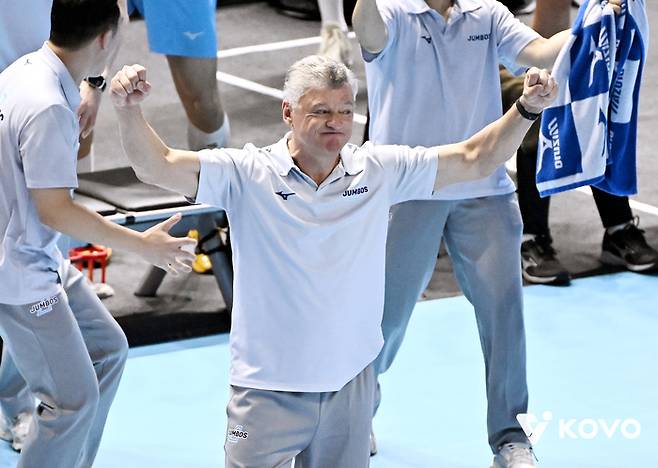 대한항공 헤난(가운데) 감독. 사진 | 한국배구연맹