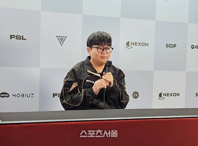 젠시티 ‘크롱’ 황세종이 23일 서울 잠실DN콜로세움에서 열린 2026 FC온라인 슈퍼챔피언스리그 넉아웃 스테이지 2일차 첫 경기에서 강준호를 꺾은 후 취재진 인터뷰에 응하고 있다. 잠실 | 강윤식 기자 skywalker@sportsseoul.com