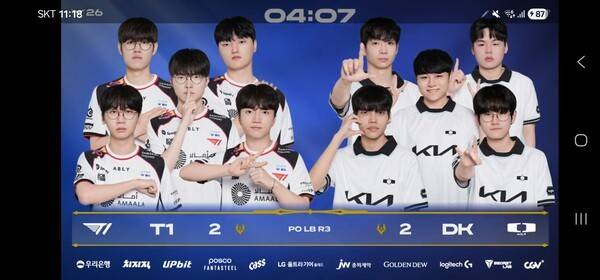 22일 종로구 치지직 롤파크에서 열린 2026 LCK컵 플레이오프 패자 3라운드 4세트 탈락 위기에 몰렸던 디플러스 기아(DK)가 벼랑 끝에서 기적 같은 반격을 완성했다. 초반 흔들림을 딛고 오공–카시오페아 중심의 한타 집중력을 앞세워 T1을 무너뜨리며 시리즈를 2대2 원점으로 되돌렸다. (DK & T1 =2:2). /사진=네이버 치지직 라이브영상 캡처