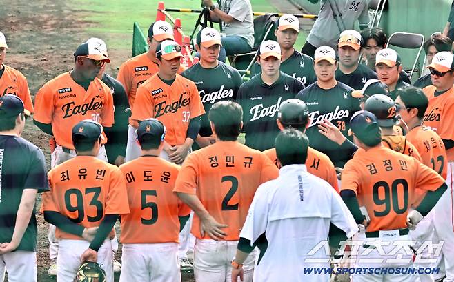 1점도 뽑지 못하고 대패한 한화 선수들은 곱다로 미팅을 가졌다.