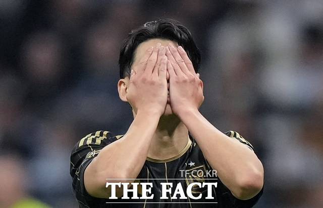 LAFC의 공격수 손흥민은 22일 리오넬 메시의 인터 마이애미와 2026 MLS 개막전에서 1도움을 기록하며 3-0 완승을 견인했다. 하지만 후반 43분 교체되면서 강한 불만을 표출해 '옥에 티'로 남았다./AP.뉴시스