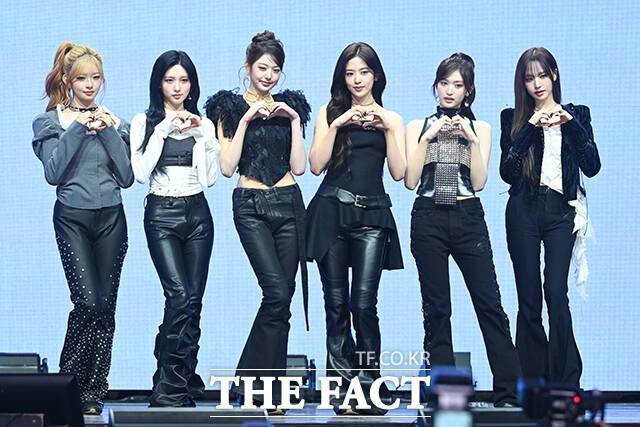 그룹 아이브의 레이 가을 장원영 안유진 이서 리즈(왼쪽부터)가 23일 오후 서울 광진구 예스24라이브홀에서 열린 두 번째 정규 앨범 'REVIVE+' 발매 기념 쇼케이스에 참석해 포즈를 취하고 있다./서예원 기자