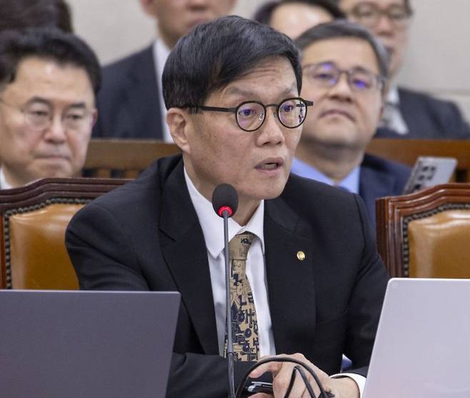 이창용 한국은행 총재가 23일 국회에서 열린 재정경제기획위원회 전체 회의에 출석해 의원들의 질의에 답변하고 있다. 연합뉴스