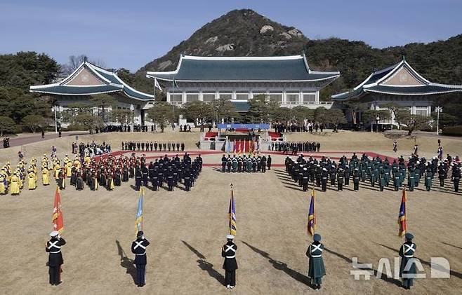 이재명 대통령과 브라질 루이스 이나시우 룰라 다 시우바 대통령이 23일 청와대에서 열린 공식 환영식에서 의장대를 사열하고 있다./뉴시스