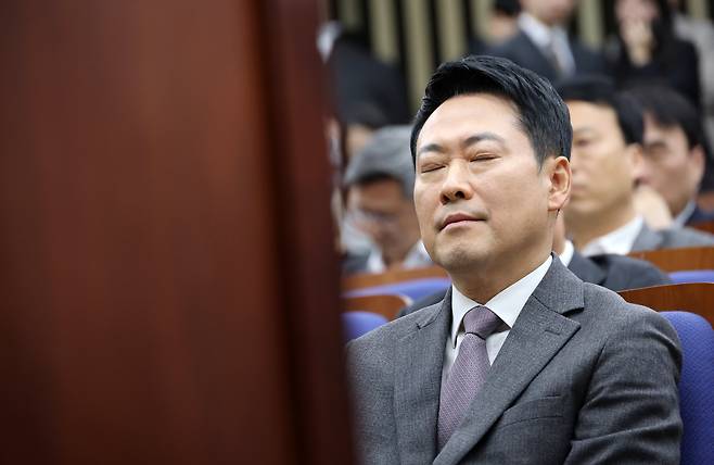 국민의힘 장동혁 대표가 23일 국회에서 열린 의원총회에서 눈을 감고 송언석 원내대표의 발언을 경청하고 있다. /연합뉴스