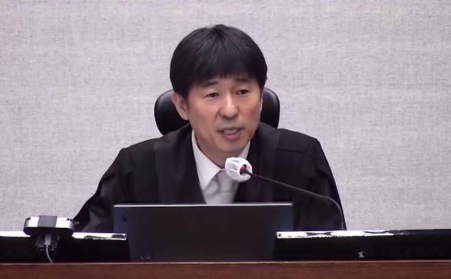 지귀연 부장판사가 지난 19일 서울중앙지법 417호 대법정에서 열린 '내란 우두머리' 1심 선고공판에서 윤석열 전 대통령에게 무기징역 선고했다./서울중앙지법