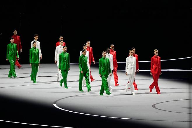 2026 밀라노-코르티나담페초 올림픽 개막식 때 이탈리아의 삼색(초록색, 흰색, 빨강색)의 아르마니 수트를 입고 단체 워킹을 하고 있는 모델들. 밀라노=AP 뉴시스