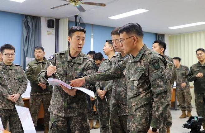 지난 12일 육군보병학교에서 열린 2026년 신임장교 지휘참모과정 교육준비 계획보고 및 토의에서 서일권(앞줄 맨 오른쪽) 학교장이 준비 상황을 점검하고 있다. 사진 제공=박원종 군무전문경력관·국방일보