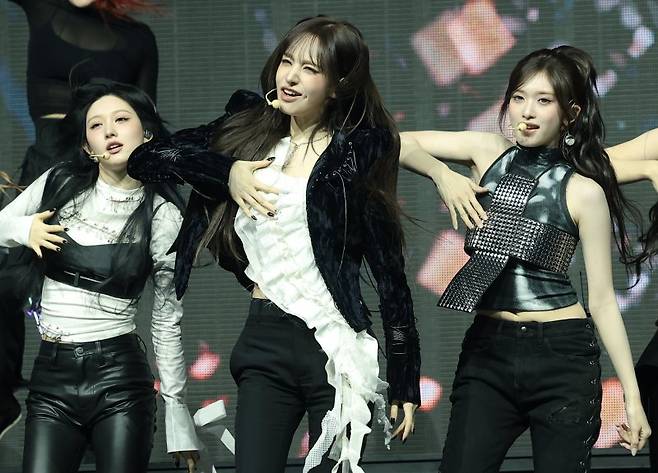 그룹 아이브(IVE)가 23일 서울 광진구 예스24라이브홀에서 가진 정규 2집 'REVIVE+(리바이브 플러스)' 발매 쇼케이스에서 타이틀 곡 ‘블랙홀’을 선보이고 있다. 뉴스1상