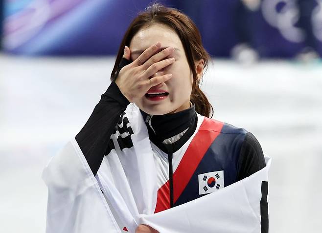 쇼트트랙 최민정이 20일(현지시간) 이탈리아 밀라노 아이스 스케이팅 아레나에서 열린 2026 밀라노·코르티나담페초 동계올림픽 쇼트트랙 여자 1500m 결승에서 은메달을 확보 후 태극기를 두른 채 눈물을 닦고 있다.뉴스1