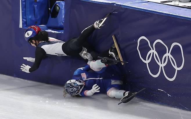 쇼트트랙 대표팀 김길리가 10일(현지시간) 이탈리아 밀라노 아이스 스케이팅 아레나에서 열린 2026 밀라노·코르티나담페초 동계올림픽 쇼트트랙 혼성 2000m 계주 준결승에서 미국 선수와 충돌하고 있다. 2026.2.10 ⓒ 뉴스1 김성진 기자 /사진=뉴스1