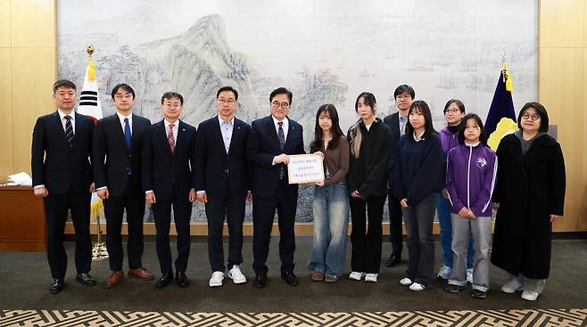 우원식 국회의장이 23일 국회접견실에서 기후헌법소원 소송단·대리인단으로부터 ‘탄소중립기본법 개정 공론화에 관한 기후소송 당사자 의견서’를 전달받고 있다. 국회의장실 제공