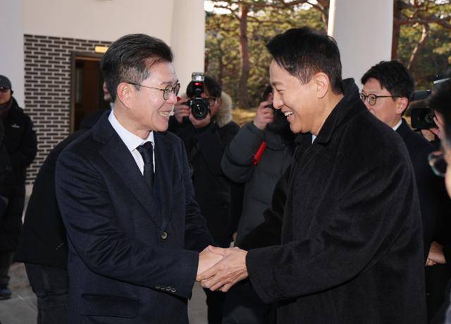 오세훈(오른쪽) 서울시장과 정원오 성동구청장이 새해 첫날인 1월 1일 서울 동작구 국립서울현충원에서 현충탑 참배를 마치고 인사를 나누고 있다. 뉴스1