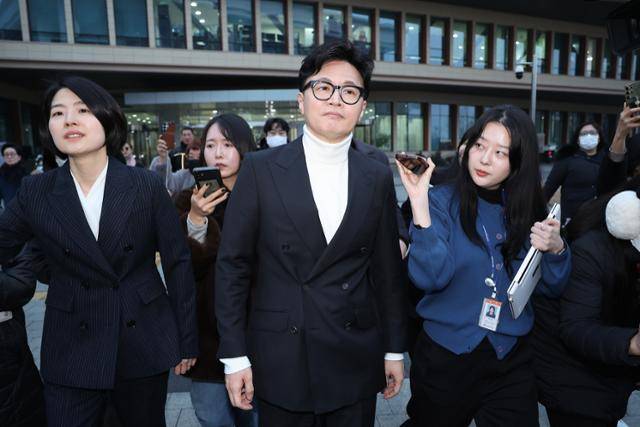 한동훈 전 국민의힘 대표가 13일 서울 여의도 국회 소통관에서 기자회견을 마친 후 회견장을 나서고 있다. 뉴스1