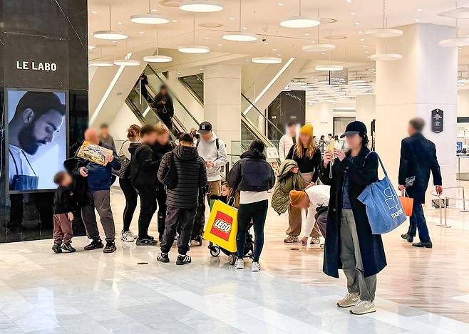 서울 여의도의 더현대서울 매장을 찾은 외국인 관광객들. 사진 현대백화점