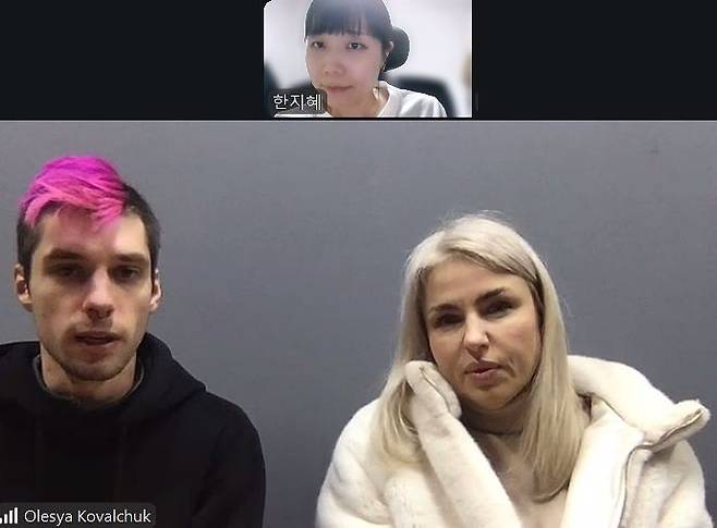 지난 12일 오후 10시(한국시간) 중앙일보와 화상 인터뷰에 참석한 올레샤 코발추크(아래 오른쪽). 그의 옆엔 학교 영어 선생님 다니엘. 줌 캡처